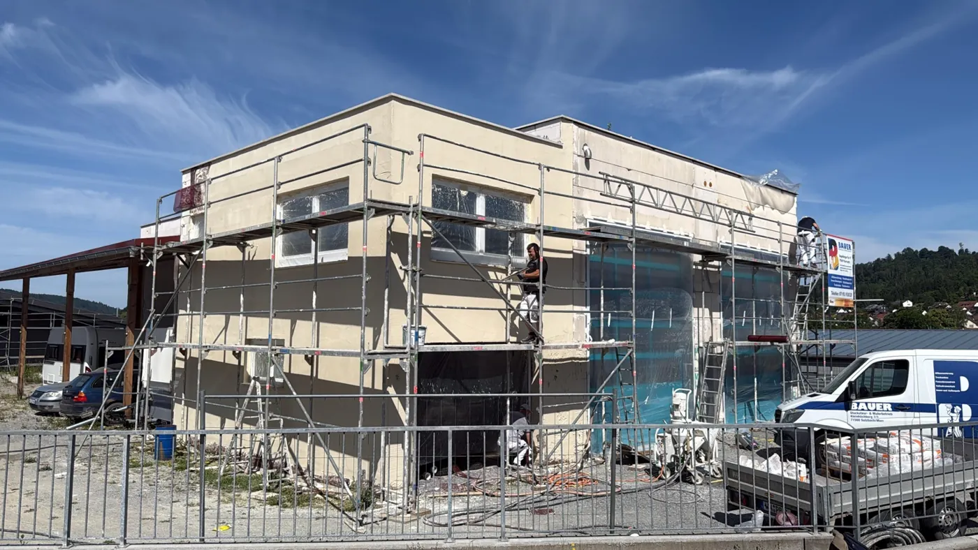 Gewerbegebäude in Fornsbach während des Neuverputzes
