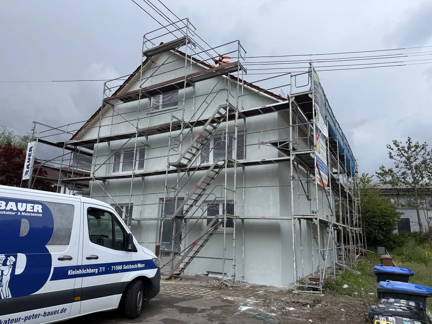 Wohnhaus Sulzbach während der Wärmedämm- und Fassadenarbeiten